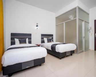 OYO 2695 D'Es Guest House - Samarinda - Camera da letto