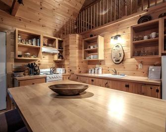 Little Red Cabin On The Lake - Canoe, Swim, Fish & Toast Marshmallows - Waterford - Cocina