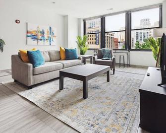 2br Executive Downtown Apartment - Detroit - Living room