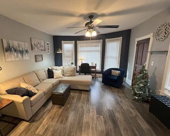 Lovely 2 BR 2BA, Close to Mayo and trails - Rochester - Living room