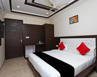 Capital O 65054 Rajhans Hotel And Resort - Roychak - Bedroom