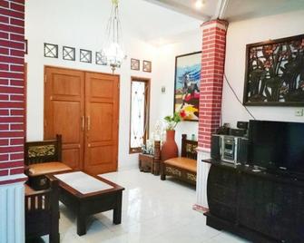 Hostel Bogor - Bogor - Living room