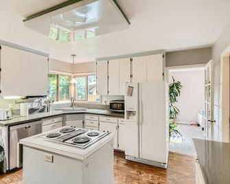 Oregon Jade Lodging: Portland Suburban Ranch Style EV charger - Gresham - Kitchen