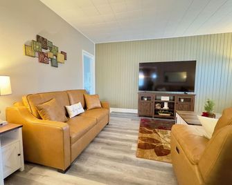 Cozy 2-bedroom apartment in Bradley with AC, WiFi, free parking, streaming TV - Bradley - Sala de estar