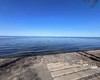 Charming lakefront retreat on Mille Lacs Lake east side with stunning sunsets. - Isle - Beach