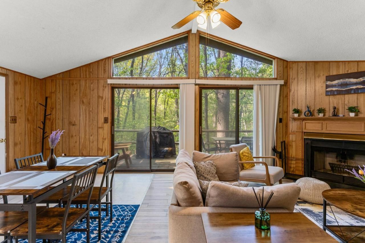 2-Bedroom cabin Hot tub Fireplace PS5