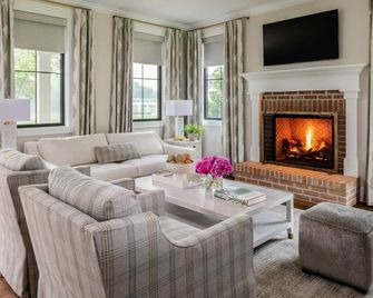 The Oaks Waterfront Hotel - Royal Oak - Living room