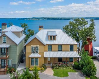 Grand Lake Frontage: 5Bed & 5.5 Bath Grand Lake O' the Cherokees up to 25 guests - Vinita - Building