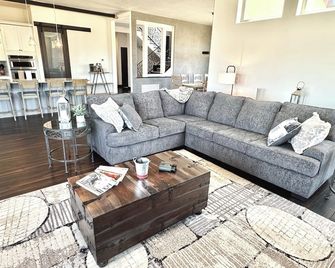 Charming 4-bedroom house with WiFi, AC in delightful Rifle - Rifle - Obývací pokoj