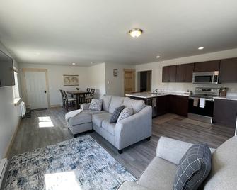 Yellowstone Retreat Rentals U4: two blocks from Yellowstone! - Gardiner - Living room