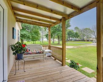 Near Parks & Lakes: Pet-Friendly Winnie Cottage - Winnie - Innenhof