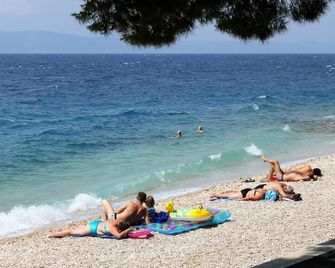 Apartments by the sea Tucepi, Makarska - 22384 - Tučepi