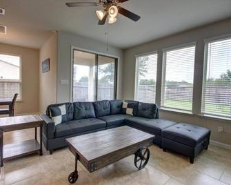 Roseberg-Suglarland 3-BR - Extended Stay 30 days - Rosenberg - Living room