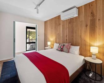 Station Hideaway with Private Spa - Warburton - Bedroom