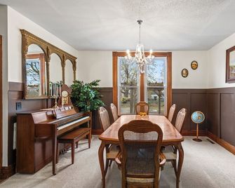 Historic 1890, 3-bed Victorian townhome in welcoming Monett with WiFi, AC - Monett - Comedor