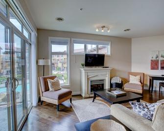 Beachside getaway at Barona Beach - Westbank - Living room