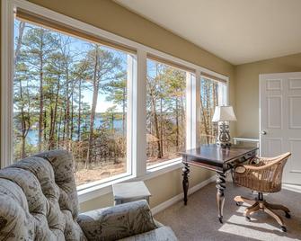 Gorgeous Lake Views, 2 living areas, large porch, Central Location - Hot Springs Village - Sala de estar