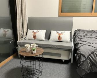 Near Disneyland, Tokyo, Beach, Narita Airport and Makuhari Messe.Sunny Big House - Narashino - Living room