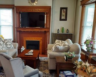 Charming historical 4 bd & 3 full ba home in Terre Haute with WiFi, AC & parking - 特雷霍特 - 客廳