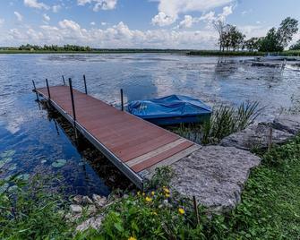 Pigeon Lakeside Family Cottage With Amazing Views Lots of Activities and Fishing - Bobcaygeon - Outdoor view