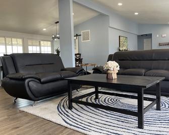 Temecula Rejuvenation - Temecula - Oturma odası