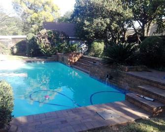 Fourways Boarding Hostel - Sandton - Piscine