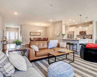 Spacious Home w/ Patio Near Fishers! - Fishers - Living room