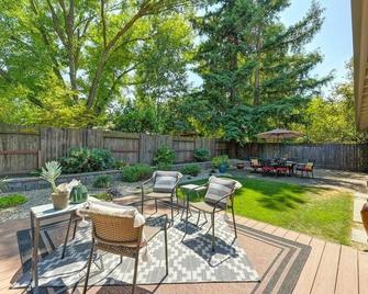 Family-friendly Getaway Near Slide Hill Park 3 Bedroom Home by RedAwning - Davis - Patio