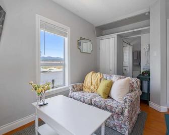 Victorian Suite No Service Fees Heritage Home - Cranbrook - Living room
