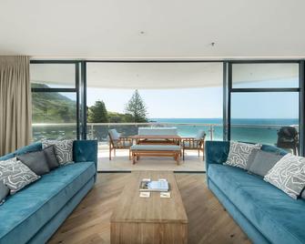 Oceanside Haven Resort with Luxury Sea Views - Mount Maunganui - Living room