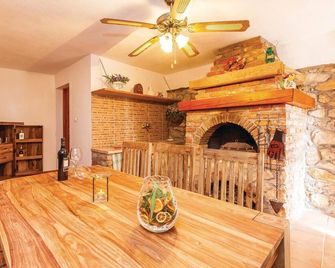 Nice home in Punat with WiFi - Stara Baška - Comedor