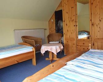 Room 5 Triple Room - Pension Bed & Breakfast behind the North Sea dike - Friedrichskoog - Habitación