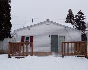 Charming 2-bedroom house with AC, WiFi in serene Green Bay - Green Bay - Building