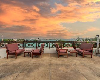 Hulhule Island Hotel - Malé - Balkon