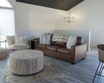 Stylish 3br 2ba Bennington Duplex - Peaceful Setting + Wifi & More - Bennington - Living room