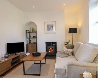 Lavender Cottage, Pet Friendly, Character Holiday Cottage In Stamford - Bourne - Living room