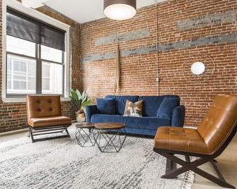 Welcome to your tranquil escape.. - Kansas City - Living room
