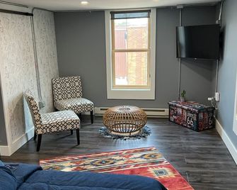 American Inspired 1br Flat -Downtown Bellefontaine - Bellefontaine - Sala de estar