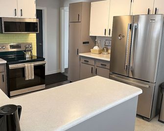3 Bedrooms + 4th bed in bonus room • 2 Living rooms • 2 Baths • Lots of parking. - Dawson Creek - Keuken