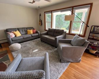 Wooded and secluded 3-bed home with a view, game room, fire pit, by Ski Roundtop - Dover - Living room