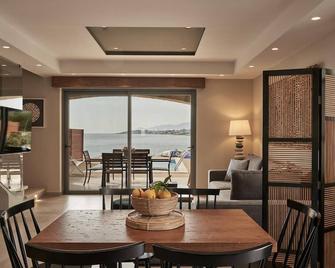 Beachfront Alassa Villas With Private Pools - Mikri Mantineia - Dining room
