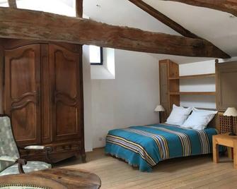 Lumineuse et spacieuse maison style loft - Saint-Amour-Bellevue - Bedroom