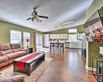 Incredible Wildomar Getaway w/ Outdoor Oasis! - Wildomar - Living room
