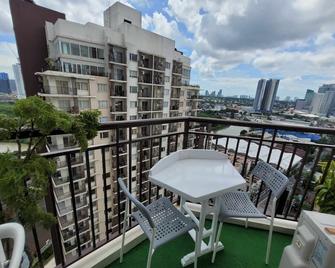 Urban getaway in Circulo Verde 1-BR with balcony w/ parking - マニラ - バルコニー