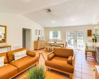 Gas Grill and Fire Pit Peaceful Dunnellon Home! - Dunnellon - Living room