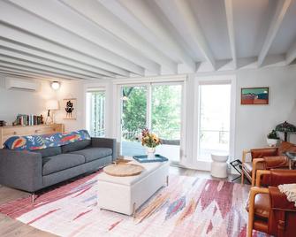 Large Modern House on Lake Champlain with Private Beach - Vergennes - Living room