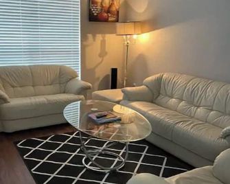 Lovely 1-Bedroom Townhome with Nice Amenities - Alief - Living room