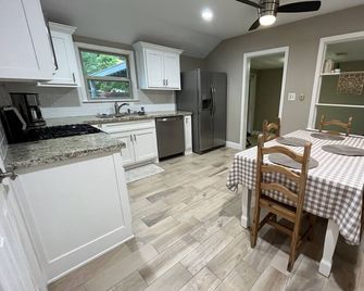 The Nest - centrally located - 2 bed / 1 bath home - Groves - Cocina