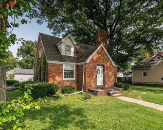 Brick B&B - Entire House in Downtown Edwardsville - Edwardsville - Building