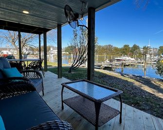 Back Creek Villa Covered Deck - Solomons - Balcón